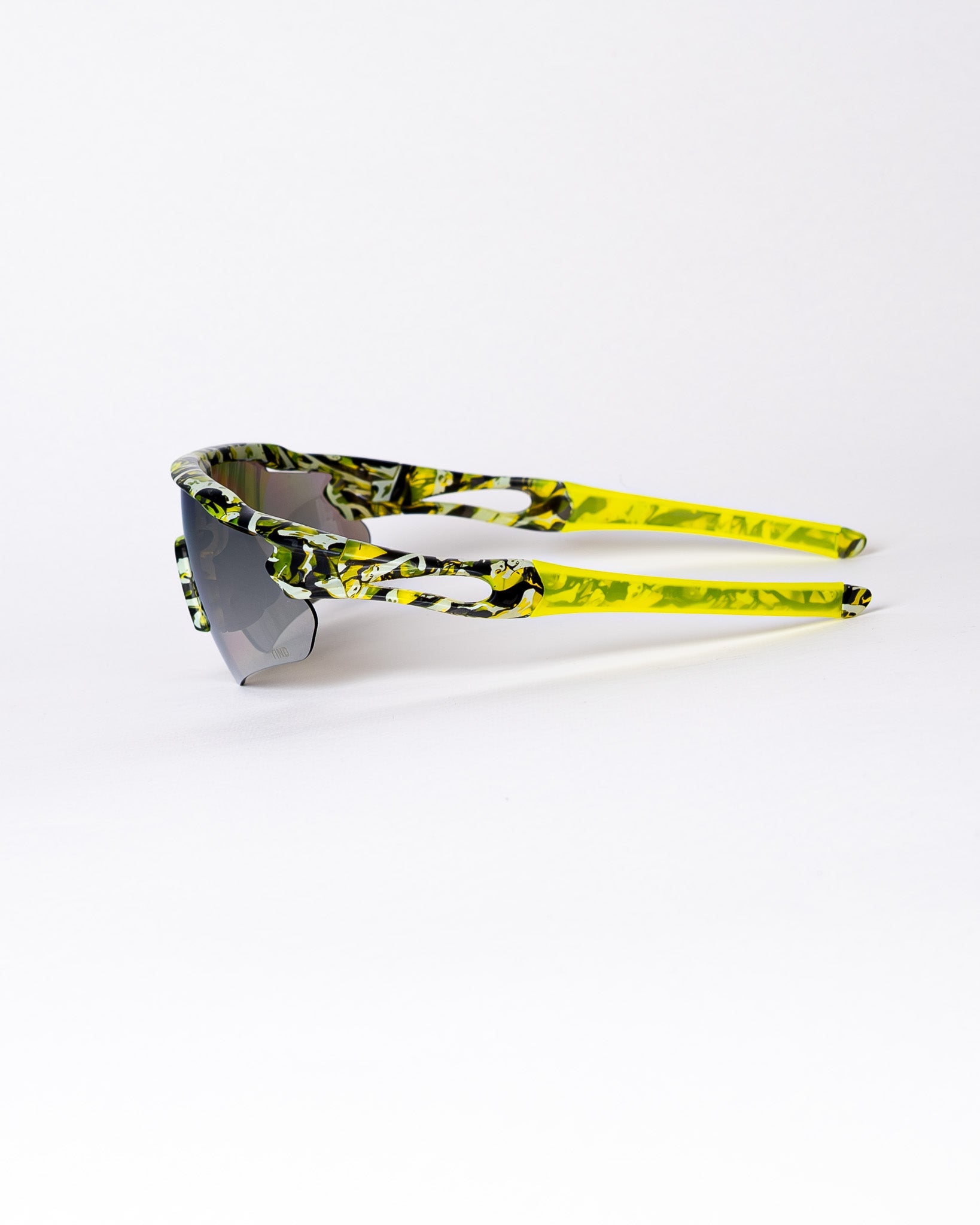 TIND x DAB Camo sportsbriller – lett TR90 ramme sett fra siden